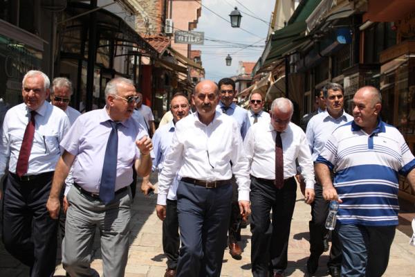 Salk Bakan Mehmet Mezzinolu(ortada), Uluslararas Balkan niversitesinin mezuniyet trenine katlmak zere Makedonya'nn bakenti skp'e geldi. Mezzinolu, mezuniyet treni ncesinde, tarihi Trk ars'n gezdi