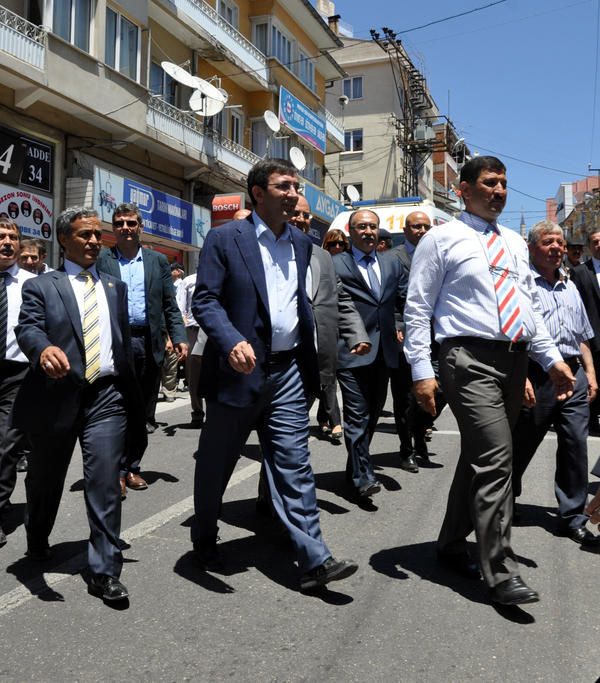 Manisa'ya gelen Kalknma Bakan Cevdet Ylmaz ile beraberindekiler aln yaptklar souk hava deposunu gezdikten sonra Demirci ile esnafn ziyaret etti.