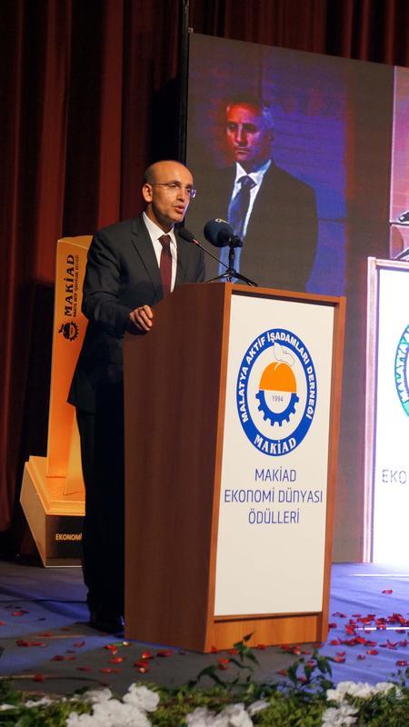 Maliye Bakan Mehmet imek, Malatya Aktif adamlar Dernei'nin (MAKAD) Yeni Kongre ve Kltr Merkezi'nde dzenledii MAKAD Ekonomi Dnyas dlleri programna katlarak bir konuma yapt.