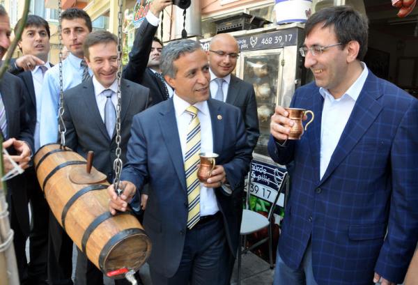 Ak Parti Manisa Milletvekili Muzaffer Yurtta (sa 2) Bakan Ylmaz'a ile ziyaretinde elik etti. Bakan Ylmaz kendisine ikram edilen ayrandan iti.