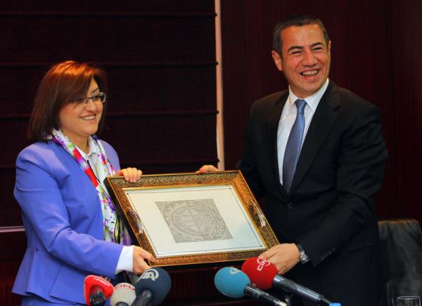 Aile ve Sosyal Politikalar Bakan Fatma ahin, Gaziantep Ticaret Odas (GTO) Bakan Eyp Bartk' (sada) ziyaret ederek, yeni ynetim kuruluna baar diledi. Bartk, ziyaretin ansna Bakan ahin'e hediye takdim etti.