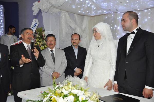 Milli Savunma Bakan smet Ylmaz, Sivas Belediye Bakan Doan rgp'n olunun dnnde nikah ahitlii yapt.