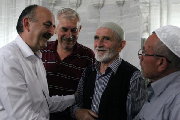 Salk Bakan Mehmet Mezzinolu(solda), Uluslararas Balkan niversitesinin mezuniyet trenine katlmak zere Makedonya'nn bakenti skp'e geldi. Mezzinolu, mezuniyet treni ncesinde, tarihi Trk ars'n gezdi, vatandalarla sohbet etti.