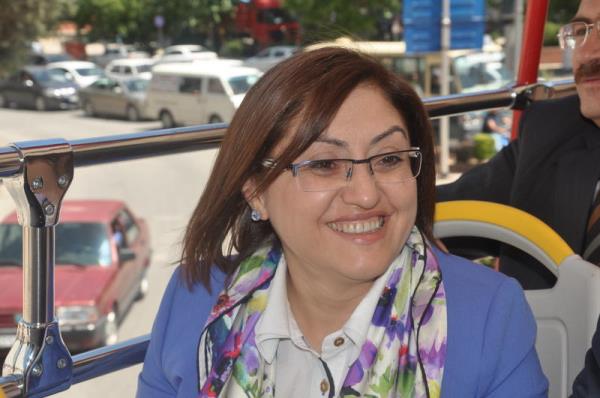 Aile ve Sosyal Politikalar Bakan Fatma ahin, Gaziantep temaslar kapsamnda, ahinbey Belediyesi'nin gezi otobsyle ehir turu yapt.