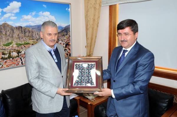 eitli ziyaret ve allarda bulunmak zere Amasya&#8217;ya gelen Ulatrma, Denizcilik ve Haberleme Bakan Binali Yldrm (solda), Vali Abdil Celil z' (sada) ziyaret etti.