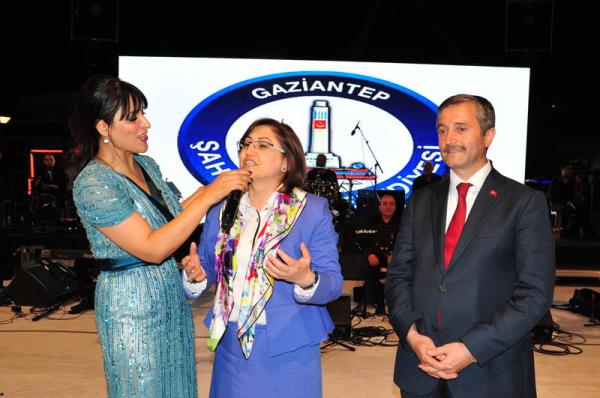 Aile ve Sosyal Politikalar Bakan Fatma ahin, ahinbey Belediyesi tarafndan dzenlenen 4. Uluslararas Folklor Festivali kapan programna katld. Bakan ahin, programda Zara ile trk syledi