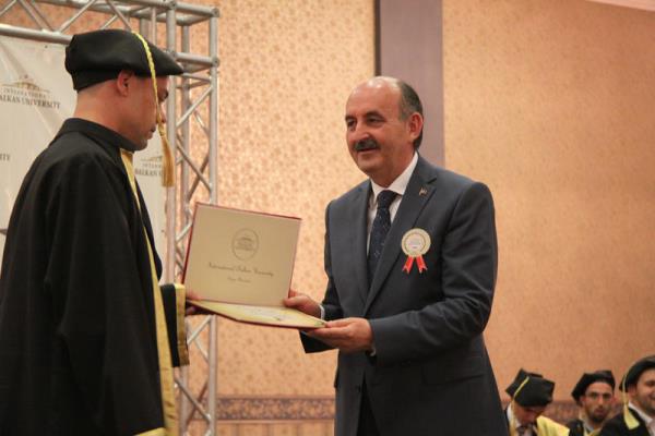 Salk Bakan Mehmet Mezzinolu, Makedonya'nn bakenti skp'teki Uluslararas Balkan niversitesinin mezuniyet trenine katlarak rencilere diplomalarn datt.