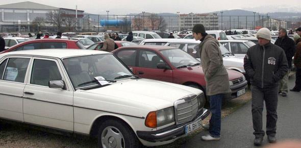 Demeler Demelerde ve tavandaki lekeler, delikler aracn hor kullanldnn en byk kantdr. Genel olarak iyi baklan aralarn bu detaylar da iyi baklmtr.