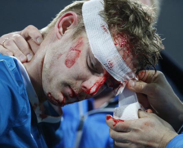 Man hakemi Alberto Undiano hemen salk grevlilerini sahaya davet etti ve oyuncunun tedavisi saha iinde yapld.