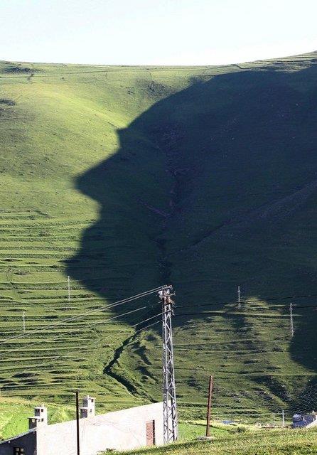 Ardahan'n Damal ilesi Karada srtlarnda beliren ve doal mucize olarak nitelendirilen Atatrk silueti ilgi oda olmaya devam ediyor