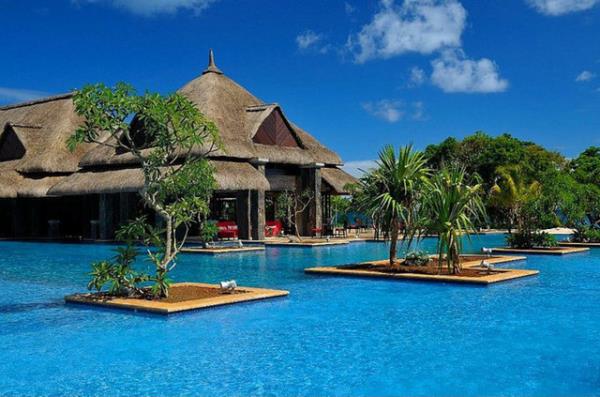 <p>The Grand Mauritian Resort & Spa, Mauritius </p>  Hint okyanusunun ortasnda bir adada bulunan tropikal havuz.
