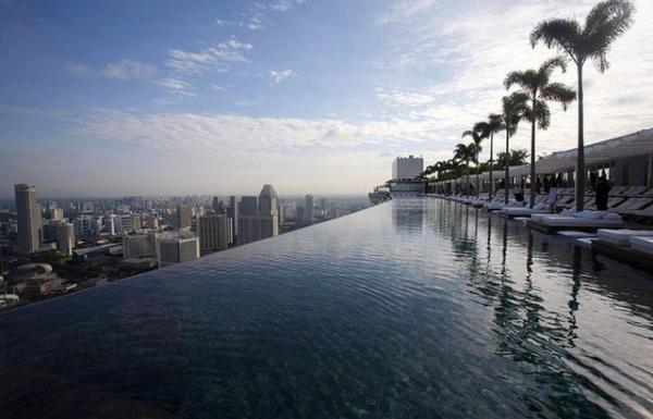 <p>Marina Bay Sands Resort, Singapur </p>  57. Kattaki bu havuz Singapur ehri manzarasna sahip.