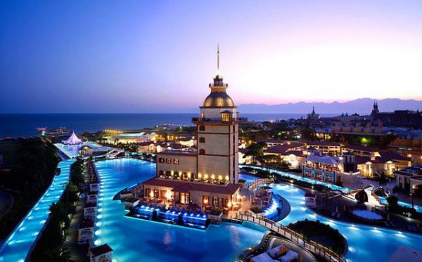 <p>Mardan Palas, Antalya </p>  Akdeniz'in tatil merkezi Antalya'nn Mardan Palace otelinin gz kamatrc havuzu.