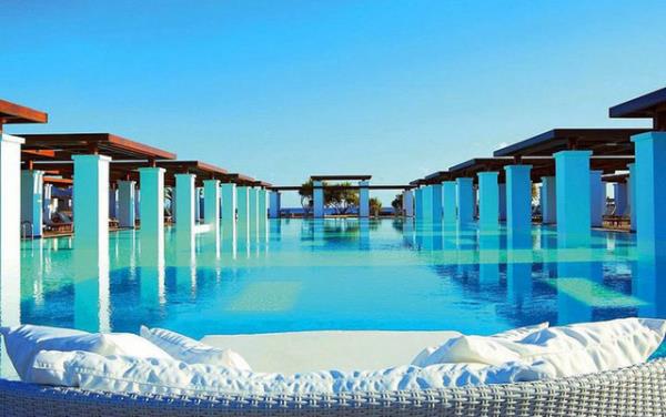 <p>Amirandes Grecotel Exclusive Resort, Yunanistan </p>  Eski kraliyet saraylarndan esinlenen havuz, Avrupa lksn yanstyor.