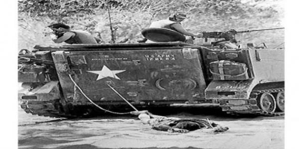 <p><b>1966 Kyoichi Sawada</b></p>  Japonya ABD birlikleri Gney Vietnam'da Vietkong'lu l bir askeri srklerken... dl 2 yl stste kazanan Japon fotoraf Swada'y, tank olduu grntler onu o kadar ypratt ki ald dllere hi sevinemedi. Kamboya'da bir grevdeyken 1970'de ldrld