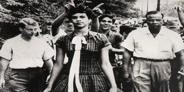 <p><b>1957 Douglas Martin</b></p>  ABD'de sadece beyaz rencilerin devam ettii Harry Harding Lisesi'ne kabul edilen ilk siyah rencilerden Dorothy Counts'n okuldaki ilk gn. Tacizlere sadece 4 gn dayanabilmiti.