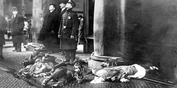 <p><b>Triangle Gmlek Fabrikas Yangn (1911)</b></p>  Uluslararas Bayanlar Giysi ileri Sendikas tarafndan ekilmi fotoraf. 25 Mart 1911'de New York'ta Triangle Gmlek Fabrikas'nda meydana gelmi ve ou Almanya, talya, rlanda ve Dou Avrupa'dan ABD'ye yeni gm 148 iinin lm ile sonulanm yangn. Can kaybnn ykseklii, yangnn k nedenlerinin belirsizlii ve acil durum nlemlerinin yetersizlii ve ayrca lenlerin tamamnn kadn olmas, olayn bir "skandal" olarak tarihe gemesine zemin oluturdu. Ayrca burada alanlardan birou 12-13 yandayd ve i artlar ok ard. Haftalk 6-7 dolar iin 60 ile 72 saat alyorlard.