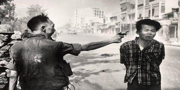 <p><b>1968 Eddie Adams ABD 1 ubat 1968.</b></p>  Gney Vietnam Polis efi Nguyen Ngoc Loan, Viet Kong'lu olduundan phelendii genci ldrrken..