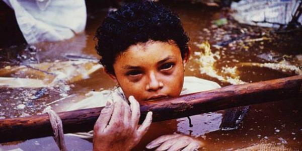 <p><b>Omayra Sanchez (1985)</b></p>  Frank Fournier tarafndan ekildi. Omayra Sanchez, 14 Kasm 1985'te patlak veren Nevado volkannda len 25 bin kiiden biriydi. 3 gn boyunca amurun yani volkan atklarnn iinde kald. lmle beklerken gsterdii cesaret ve att glckler hala akllarda. 3. gnn sonunda hipotermia yznden ld. ekilen bu fotoraf son 50 yln en iyi fotoraflar arasna seildi. Kolombiya hkmetinin bu faciadaki ihmalkrln gzler nne sererek byk bir soruturmaya neden oldu.