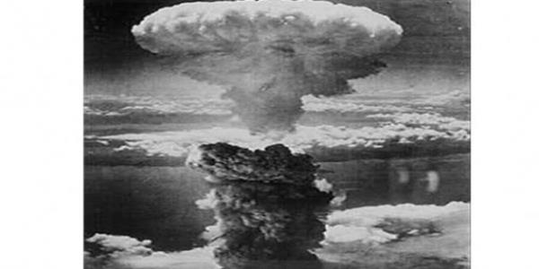 <p><b>Hiroshima ve Nagazaki (1945)</b></p>  Amerikan Hava Kuvvetleri Arivinden (1945) 6 Austos 1945&#8242;te Hiroshima semalarndan kente atlan "Little Boy" (Kk ocuk) 80 bin kiinin hayatna mal oldu. 9 Austo'ta da ayn bomba bu kez Nagazaki'ye atld ve 100 binden fazla kiinin lmne yol at. Bombann etkileri ise kuaklar boyunca silinemedi.