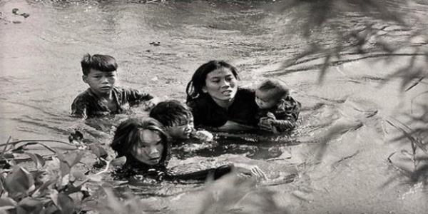 <p><b>1965 Kyoichi Sawada</b></p>  Japonya Gney Vietnam'da anne ve ocuklar ABD bombalarndan kamak iin nehri gemeye alyor Reklam