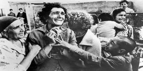 <p><b>1964 Donald McCullin</b></p>  ngiltere Kbrs'ta bir Trk kadn Rumlar tarafndan ldrlen kocasnn yasn tutuyor. Olaydan ok etkilenen ngiliz McCullin, olaya fotoraf gzyle bakt ve bir sosyal grevli gibi yardm edemedii iin sululuk duyduunu itiraf ediyor.