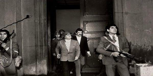 <p><b>lmden bir ka saniye nce (1973)</b></p>  ili'nin askeri darbeyle devrilen bakan Salvador Allende bu fotoraf ekildikten bir ka saniye sonra ld.