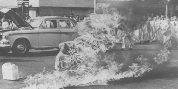 <p><b>Monk'un Yan (1963)</b></p>  Malcolm Browne'un ektii fotoraf. 11 Haziran 1963 gn Vietnaml bir Durist rahip Thich Quang Duc, Katolik Diem rejiminin baskc politikalarna dikkat ekmek iin Saigon ehrinin ilek bir kavanda kendini yakarak ldrd. Grg tanklarnn ifadesine gre Duc, iki rencisiyle birlikte yolun ortasnda durup arabadan usulca inerek yere oturdu ve talebelerinden zerine benzin dkp kendisini yakmalarn istedi. O an hi kprdamad, ses karmad.