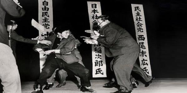 <p><b>1960 Yasushi Nagao Japonya 12 Ocak 1960</b></p>  Sac renci, Japon Sosyalist Parti lideri Asanuma'y ldrmeden saliseler nce.