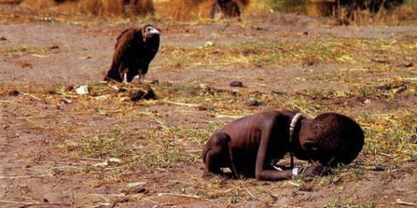 <p><b>Gda Kampna Doru Srnerek Giden ocuk (1994)</b></p>  Gney Afrika'daki ktlk srasnda Kevin Carter tarafndan ekildi ve fotorafya Pulitzer dl'n getirdi. Fotorafta, bir kilometre uzaklkta bulunan BM yemek kampna doru srklenerek ulamaya alan ocuk gsteriliyor. Akbaba ise bu ocuu yemek iin bekliyor. Bu fotoraf btn dnyay ok etti. Kevin Carter da dahil, hi kimse, fotoraf eken ocua ne olduunu bilmiyor. Carter ise, bu fotoraftan sonra kendini toparlayamad ve intihar etti.