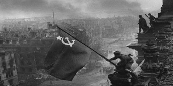 <p><b>Yevgeny Khaldei (1945)</b></p>  kinci Dnya Sava'nda Almanya'nn dt an. ki Sovyet askeri Raqymzhan Qoshqarbaev ve Georgij Bulatov, Berlin'deki Reichstag binasna Sovyetler Birlii bayran dikiyor