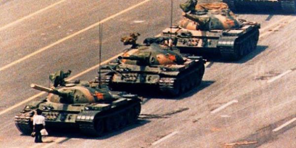 <p><b>Tank Adam veya mehul asi </b></p>  5 Haziran 1989'da Pekin'deki Tiananmen Meydan'nda in yapm Type 59 tanklar nnde tek bana durarak tanklarn geiini engellemeye almas srasnda fotoraf ve videosu ekilen ve bylece uluslararas kamuoyunda tannm olan bir kiidir. ahsn kimlii tam olarak bilinmedii iin Tank Adam veya mehul asi rumuzlaryla anlmtr. Her ne kadar daha sonralar ngiliz tabloit gazetesi Sunday Express ilgili kiinin 19 yandaki inli renci Wang Weilin olduunu duyursa da bunun doru olup olmad bilinmemektedir ve ahsn kimlii, veya kendisine olaydan sonra ne olduu, bu kareden sonra yaayp yaamad mehuldur.