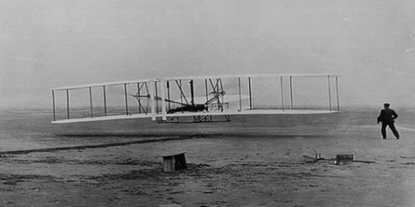 <p><b>lk Uu (1913)</b></p>  nsanln kanatland ilk ann fotoraf. Reklam