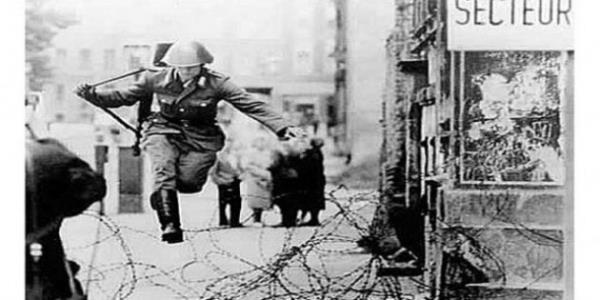 <p><b>Peter Leibing (1961)</b></p>  Dou Alman askeri Conrad Schumann barikatlar geip Bat Berlin'in Fransz kontrolndeki bolmne snrken? Fotoraf Peter Leibing tarafndan 1961 ylnda ekildi ve Souk Sava'n simgelerinden biri oldu.