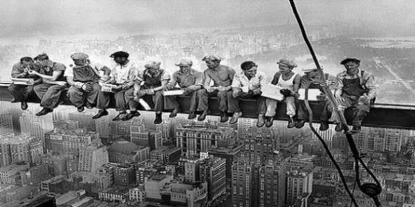 <p><b>Charles C. Ebbets (1932)</b></p>   Charles C. Ebbets tarafndan 29 Eyll 1932 ylnda bu gn General Electric Binas olarak bilinen Rockefeller Merkezi?nde ekilen bu fotoraf 2 Ekim pazar gn New York Herald Tribune?de yaynland.