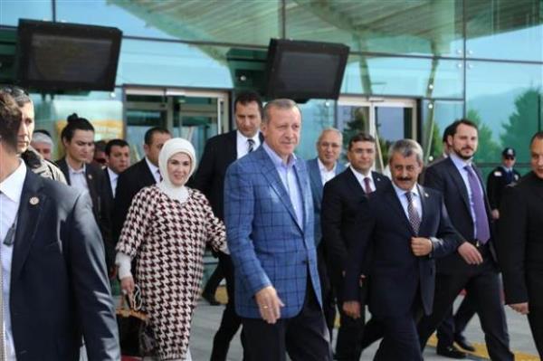 Babakan Erdoan, ei Emine Erdoan ile birlikte zel uakla Hatay Havaalan&#8217;na geldi
