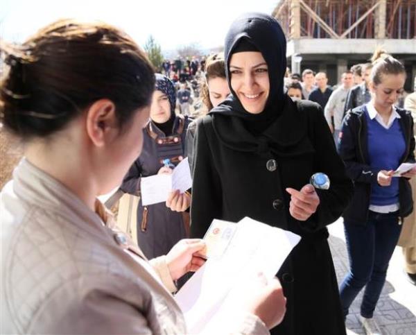 YGS, Trkiye'de tm il ve baz ile merkezleri ile KKTC'nin bakenti Lefkoa'da, 175 snav merkezinde gerekletiriliyor. 160 dakika srecek olan snava 2 milyon 7 bin 685 kii katlyor.