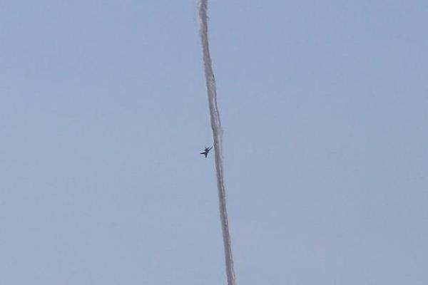 Keseb kasabasnn karsnda, Trkiye tarafndaki Daard mevkiinde olaylar takip eden Anadolu Ajans ekibi, Trk Hava Kuvvetleri'ne ait sava uann Suriye sava uan vurma ann fotoraflad. Fotoraf: Ali hsan ztrk