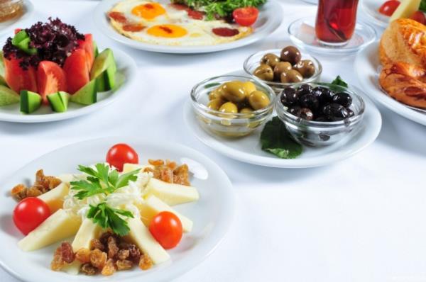 Kahvalt� etmeden g�ne ba�lamay�n Ortalama 8-9 saatlik a�l�k sonras� v�cut, beslenmeye en �ok sabah ihtiya� duyar. Bu y�zden de en �nemli ���n kahvalt�d�r. Yap�lan �al��malarda d�zenli kahvalt� yapmayan veya kahvalt�da yeterli miktarda ve do�ru besinleri t�ketmeyen ki�ilerin daha fazla obez oldu�u g�r�lm��t�r.