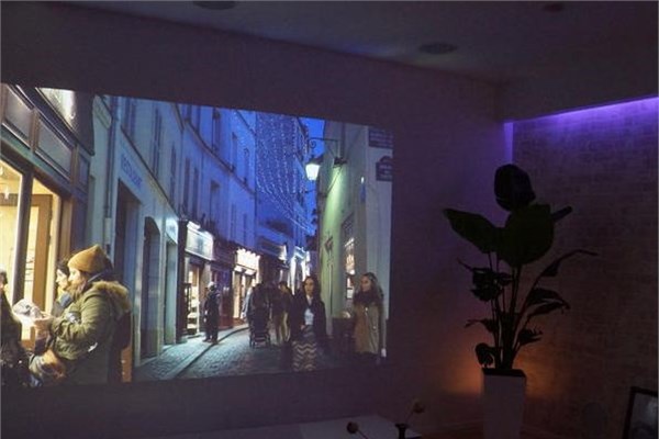 Sony ve Philips'ten yeni grnt kaliteleriyle projeksiyon aletleri.