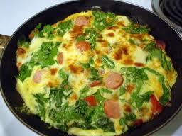 Kabark bir omlet yapmak istiyorsanz, bir orba ka suyun ierisine bir ay ka msr unu kartrn. Hazrladnz karm yumurtaya ilave edin. Bylece kabark bir omlet yapm olacaksnz.    - Hazrladnz omletin tavaya yapmamas iin, nce tavay ocaa koyup iyice stn sonra ya dkp kzdrn. Daha sonra karm tavaya aln ve ocan altn ksn.