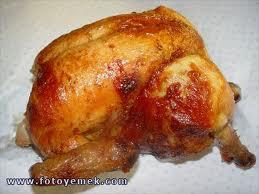 Frnda tavuk kzartacanz zaman bir limonu ikiye bln, yarsn tavuun zerine bastrarak iyice srn. Dier yarsn ise tavuun ierisine yerletirin. Tavuunuz nar gibi kzaracaktr.