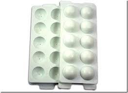 Buz kalplarnz su ile doldurmadan nce blmelere portakal, limon ve dilediiniz meyve paracklar yerletirirseniz dekoratif buzlar elde etmi olursunuz.