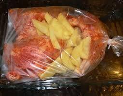 Frn torbasnda tavuk piirirken; malzemeleri doldurduunuz frn torbasnn zerine bir ka delik an. Bylece daha abuk ve iyi pier.    Ayrca frn torbasnn ierisine bir ka di sarmsak koyarsanz lezzetine doyum olmaz.