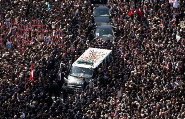 BBP Genel Bakan Muhsin Yazcolu?nun cenazesine ok sayda vatanda katld. (31.03.2009)