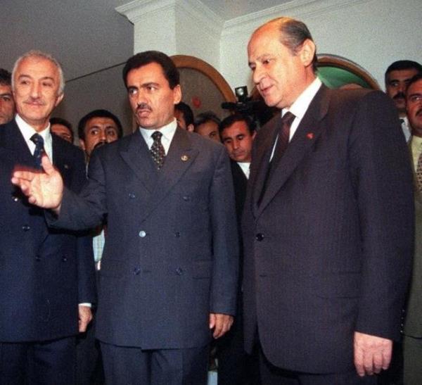 Devlet Bakan ve Babakan Yardmcs ve MHP Genel Bakan Devlet Baheli, babasnn vefat nedeniyle BBP Genel Bakan Muhsin Yazcolu?na taziye ziyaretinde bulundu. (07.09.2000)