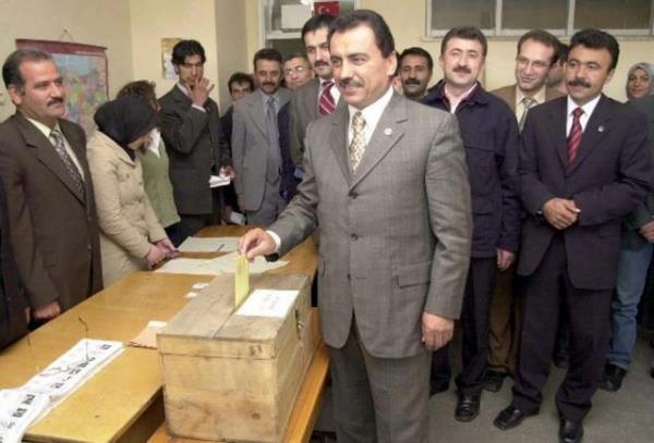 BBP Genel Bakan Muhsin Yazcolu, Milletvekili Erken Genel Seimi iin oyunu Sivas Mimar Sinan lkretim Okulu?nda kulland. (03.11.2002)