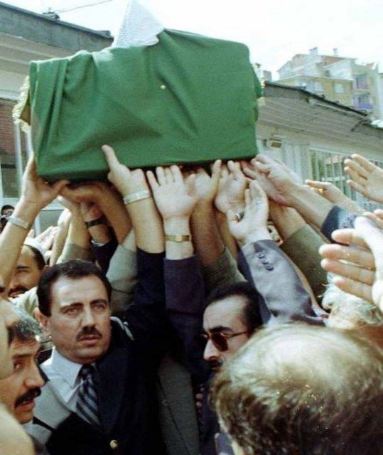 BBP Genel Bakan Muhsin Yazcolu, tedavi grd hastanede hayatn kaybeden babas Halit Yazcolu?nun cenaze trenine katld. (03.09.2000)