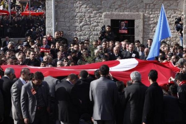 BBP Genel Bakan Muhsin Yazcolu?nun cenazesi Tacettin Dergah?na defnedildi. Defin srasnda mezarn st Trk Bayra ile rtld. (31.03.2009)