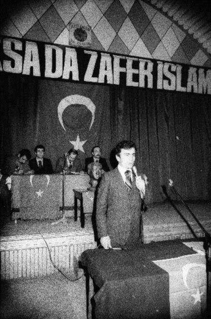 lkc Genlik Dernei?nin kongresine katlan Muhsin Yazcolu bir konuma yapt. (20.10.1977)